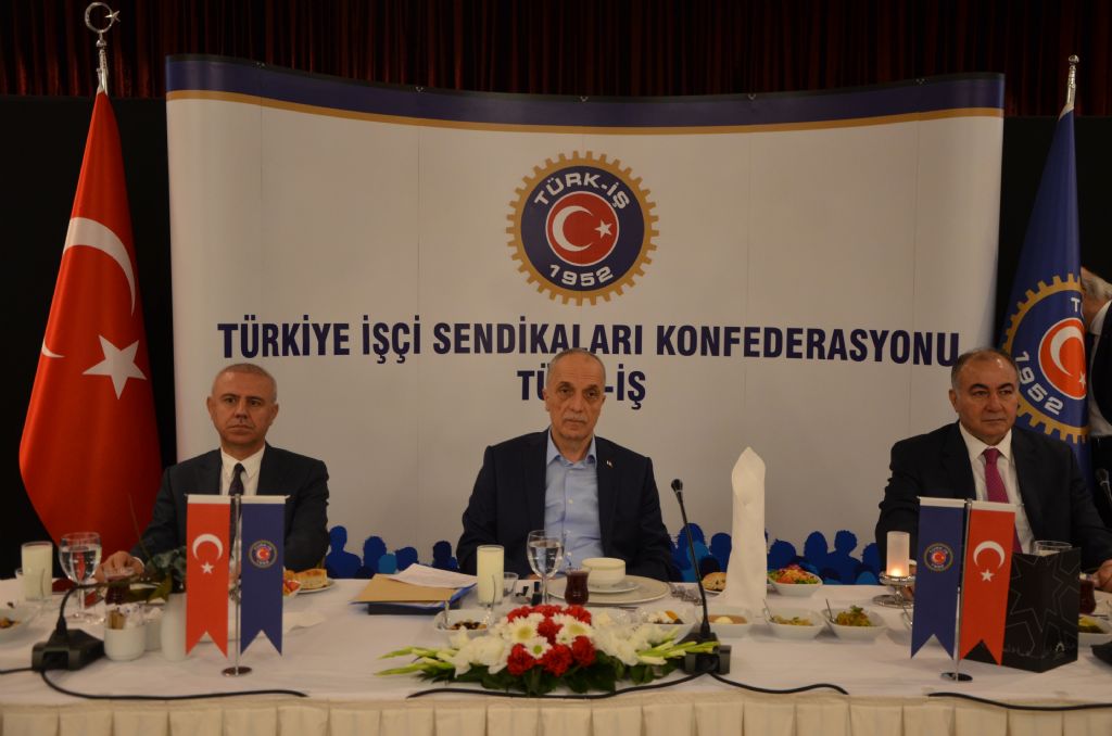 TÜRK-İŞ Yönetim Kurulu Sendika Genel Başkanları ve Basın Mensuplarıyla İftar Yemeğinde Bir Araya Geldi